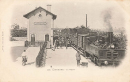 LANGRUNE - Le Départ, La Gare, Carte 1900. - Stations - Met Treinen