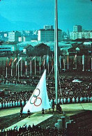 Diapositive Diapo Les Jeux Olympiques D'Hiver GRENOBLE 1968 Cérémonie D'ouverture Drapeau Au Pied Du Mat* - Diapositives (slides)