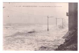 BOULOGNE SUR MER La Digue Sainte Beure Un Jour De Tempête - Boulogne Sur Mer