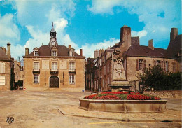 53 - Mayenne - La Place Louis De Hercé - L'Hôtel De Ville Et La Vieille Fontaine - Fleurs - CPM - Voir Scans Recto-Verso - Mayenne