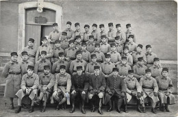 Carte Photo Militaire. Groupe Dans Une Caserne - Casernes