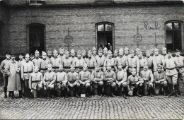 Carte Photo Militaire. Groupe De Soldats à La Caserne. - Kazerne