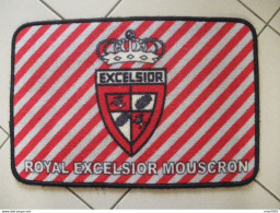 Tapis Pour Jeu De Cartes : Royal Excelsior Mouscron (2 Photos) - Otros & Sin Clasificación