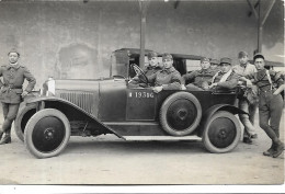 Groupe De Soldats Dans Une Voiture - Passenger Cars