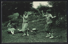 AK Zwei Junge Frauen Tanzen Zur Musik Eines Akkordeons  - Music And Musicians