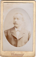 Photo CDV D'un  Homme élégant  Posant Dans Un Studio Photo A Chateauneuf - Oud (voor 1900)