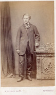 Photo CDV D'un  Homme élégant  Posant Dans Un Studio Photo A Newcastle On Tyne ( Angleterre ) - Anciennes (Av. 1900)