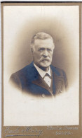 Photo CDV D'un  Homme élégant  Posant Dans Un Studio Photo A Salon - Alte (vor 1900)