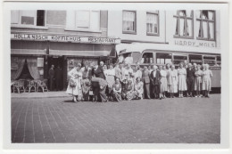 CROSSLEY Autobus: Na De Koffie 'Hollandsch-Koffiehuis-Restaurant' Te Breda - (Holland) - 2-7-1950 - Cars