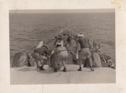 Photo Sur Le Bateau Navire De Guerre Le Montcalm Cannoniers En Action - Barcos