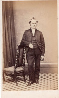 Photo CDV D'un  Homme élégant  Posant Dans Un Studio Photo - Oud (voor 1900)