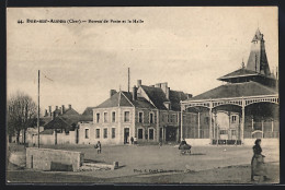 CPA Dun-sur-Auron, Bureau De Poste Et La Halle  - Dun-sur-Auron