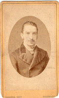 Photo CDV D'un  Homme élégant Posant Dans Un Studio Photo A  Bruxelles - Ancianas (antes De 1900)