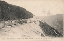 AUVERGNE - Le Chemin De Fer Du Puy De Dôme ,le Train Sur Flanc Du Puy. - Trains