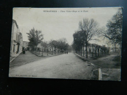 SURGERES                                PLACE VICTOR HUGO ET LA POSTE      (petite Encoche Sur Bordure Haute à Gauche) - Surgères