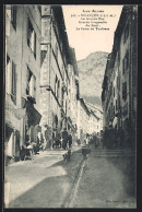 CPA Briancon, La Grande Rue Animée, La Grande Gargouille Et La Croix De Toulouse Au Fond  - Briancon