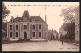 CPA La Chartre-sur-Le Loir, Caisse D`Épargen Et Rue De L`Hôtel De Ville  - Andere & Zonder Classificatie