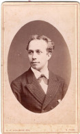 Photo CDV D'un  Homme élégant Posant Dans Un Studio Photo A S . Hace    ( Pays-Bas ) - Alte (vor 1900)