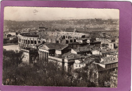 30 NIMES Le Palais De Justice Et Les Arènes - Nîmes