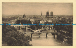 R629974 Paris. En Flanant. La Cite Notre Dame. Yvon - Monde