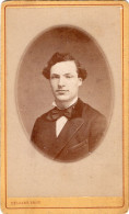 Photo CDV D'un  Homme élégant Posant Dans Un Studio Photo Au Valenciennes - Old (before 1900)