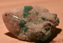 Beryl Emerald Mineral Specimen - Minéraux