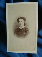 Photo CDV Anonyme  Portrait Jeune Femme  Col Avec Médaillon  Sec. Emp. CA 1860-65 - L680C - Oud (voor 1900)