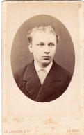 Photo CDV D'un  Jeune Homme élégant Posant Dans Un Studio Photo A La Haye ( Pays-Bas ) - Oud (voor 1900)