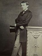 Photo CDV Anonyme  Jeune Homme élégant (Emile Antoine)  Pantalon à Carreaux, Haut De Forme  Sec. Emp. CA 1860 - L680C - Alte (vor 1900)