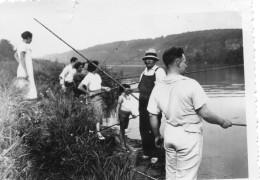 Photographie Vintage Photo Snapshot Pêche Poisson Fish Fishing Pêcheur Mode - Sonstige & Ohne Zuordnung