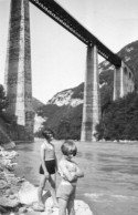 Photographie Vintage Photo Snapshot Maillot Bain Pont Bridge Enfant Fillette - Anonymous Persons