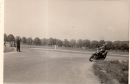 Photographie Vintage Photo Snapshot Motocyclette Moto Motocycle  - Autres & Non Classés