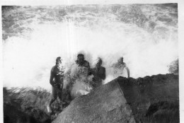 Photographie Vintage Photo Snapshot Vague  Mer Sea Waves Bain - Autres & Non Classés