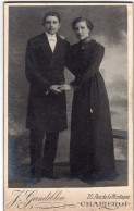 Photo CDV D'un Couple élégant Posant Dans Un Studio Photo A Charleroi ( Belgique ) - Ancianas (antes De 1900)