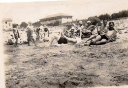 Photographie Vintage Photo Snapshot Plage Beach Maillot Bain Mer Baignade - Orte