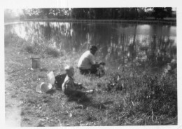 Photographie Vintage Photo Snapshot Bord De Rivière Pêche Ligne  Repos - Other & Unclassified