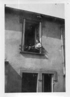 Photographie Vintage Photo Snapshot Fenêtre Window Femme  - Anonymous Persons