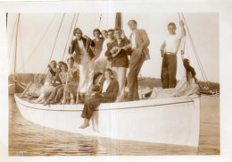 Photographie Vintage Photo Snapshot Bateau Boat Voilier Voile Mode Groupe  - Other & Unclassified