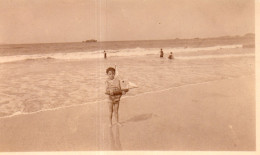 Photographie Vintage Photo Snapshot Maquette Modélisme Bateau Plage Sable - Personnes Anonymes