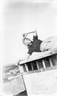 Photographie Vintage Photo Snapshot Toît Roof Ciel étrange Bizarre Mode - Personnes Anonymes