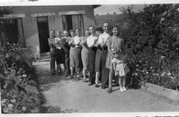 Photographie Vintage Photo Snapshot Queuleuleu Groupe Famille Family - Personnes Anonymes