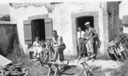 Photographie Vintage Photo Snapshot Scie Bois Torse Nu Ferme Groupe - Autres & Non Classés