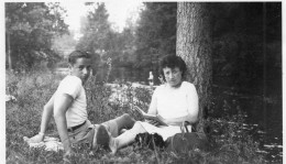 Photographie Vintage Photo Snapshot Bord De Rivière Mère Enfant Arbre Repos - Autres & Non Classés