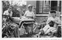 Photographie Vintage Photo Snapshot Tricot Tricoter Jardin Transat Famille - Other & Unclassified