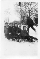 Photographie Vintage Photo Snapshot Luge Hiver Neige Snow Winter Groupe Glissade - Sonstige & Ohne Zuordnung