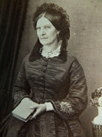 Photo CDV Anonyme  Femme Tenant Un Livre  Robe En Soie Moirée, Coiffe  Sec. Emp. CA 1860 - L680C - Alte (vor 1900)