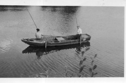 Photographie Vintage Photo Snapshot Pêche Ligne Barque  Pêcheur Bateau - Sonstige & Ohne Zuordnung