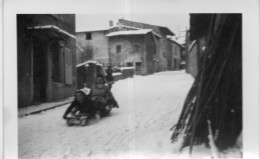 Photographie Vintage Photo Snapshot Luge Hiver Neige Snow Winter Groupe Glissade - Andere & Zonder Classificatie