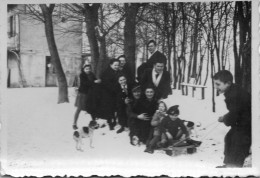 Photographie Vintage Photo Snapshot Luge Hiver Neige Snow Winter Groupe - Andere & Zonder Classificatie