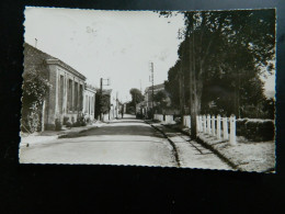 BREUILLET                           RUE PRINCIPALE AVEC LES ECOLES - Autres & Non Classés